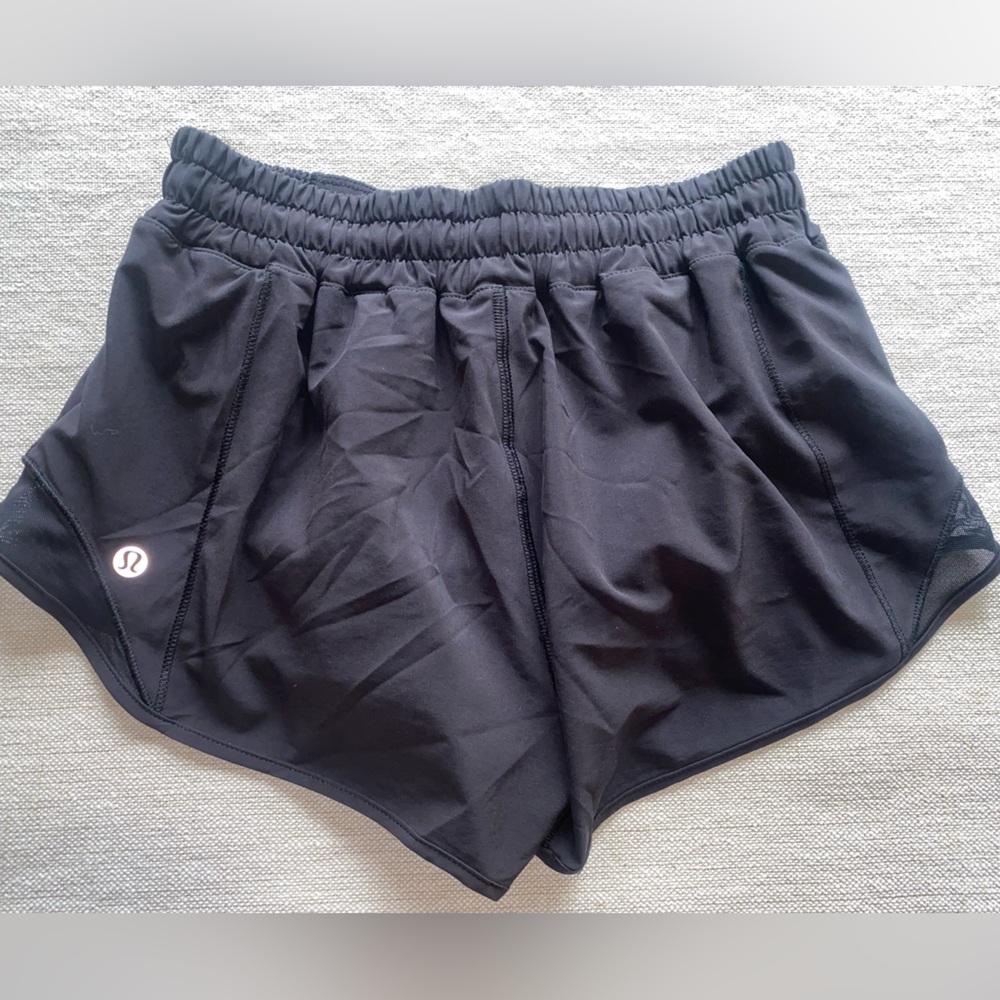 LuluLemom Hotty hot low rise 2.5 shorts in black